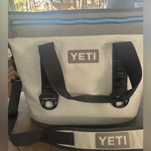 Yeti Hopper Soft Bag Cooler, gray & blue